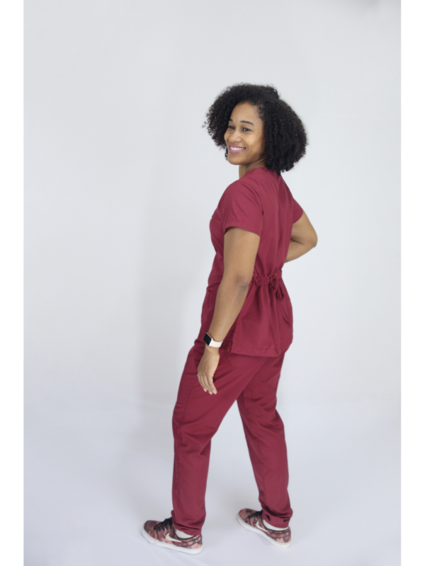  Scrub Feminino V30 Amarradinho - Tricoline - Marsala - Image 4